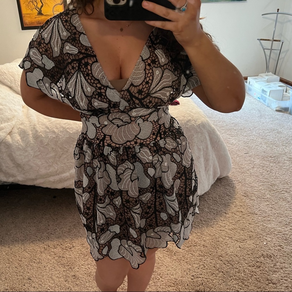 BCBG LACE DRESS - Picture 3 of 3